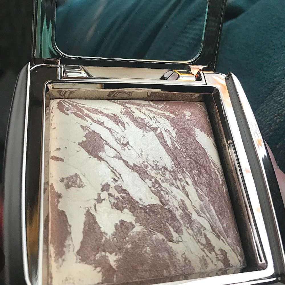 Hourglass Ambient Lighting Bronzer - Diffused Bronze Light - Picture 2 of 5